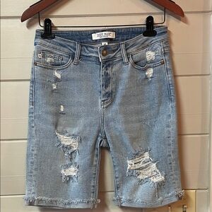 Judy Blue Light Wash Distressed Denim Cut Off Bermuda Shorts Size M.